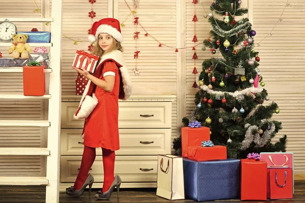 Babbo Natale bambino all'albero di Natale . — Foto Stock