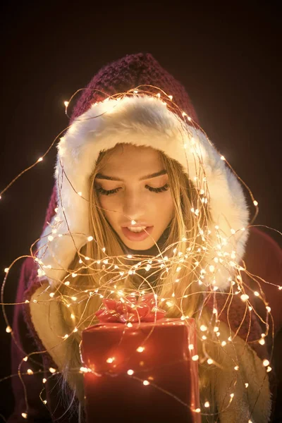 Santa girl with box in garland. — Stock Photo, Image