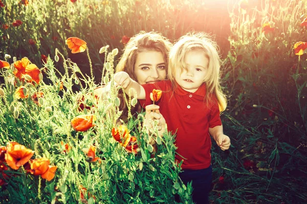 Amor e família, mãe feliz e criança no campo da papoula — Fotografia de Stock