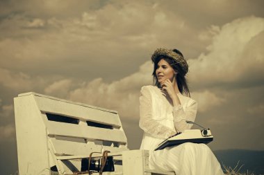 Yardımcısı veya güneşli günde doğa üzerinde çalışan Sekreter