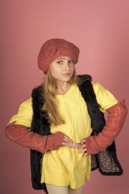 Güzel yüzü şık kızla. Kuaför, Cilt Bakımı, rahat tarzı, denim. Uzun saçlı küçük kız. Güzellik ve çocuk moda. Moda model ve güzellik bakmak.