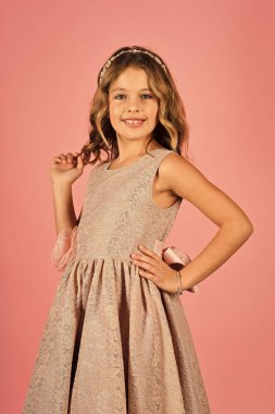 Pembe elbise giymiş güzel küçük kız modeli