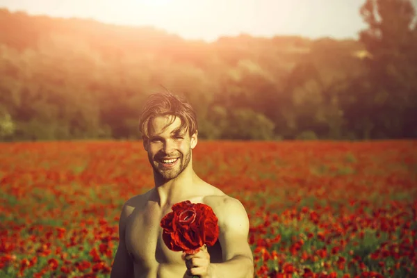 在快乐的人，在外地的红色罂粟的花束 — 图库照片