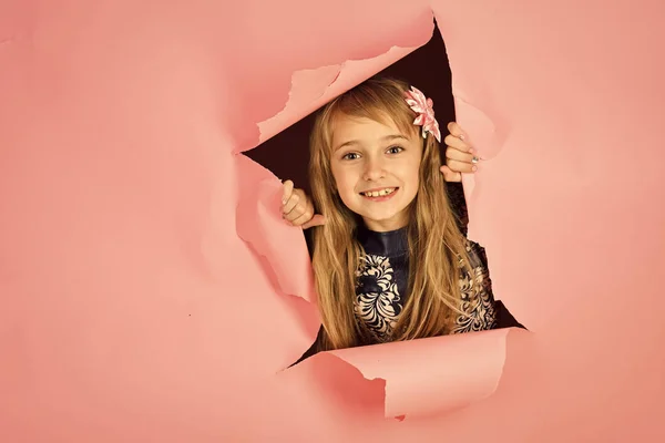 Fashion model en beauty look. Kapper en casual stijl of denim. Schoonheid, kid mode, cosmetica, gezond haar. Meisje met lang haar. Stijlvolle meisje met mooi gezicht op grijze achtergrond. — Stockfoto