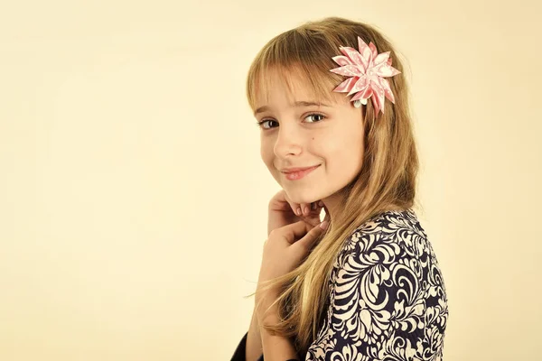 Bellezza e moda bambino di ragazza con capelli sani. bellezza e moda. copia spazio — Foto Stock