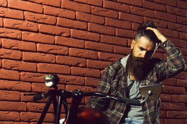 Motosikletli sakallı motorcu.