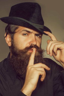 retro siyah şapkalı sakallı beyefendi