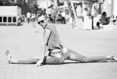 Sevimli kız bacak üzerinde oturan bölme