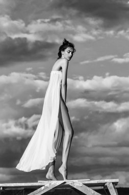 Mavi gökyüzü güzel kız