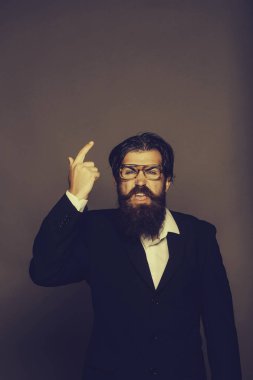 Yakışıklı adam noktaları işaret parmağı yukarı doğru