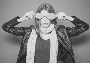 Kız pembe bir arka plan üzerinde turuncu yaprak ile.