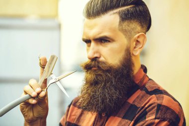 Adam hipster makas ile kesme