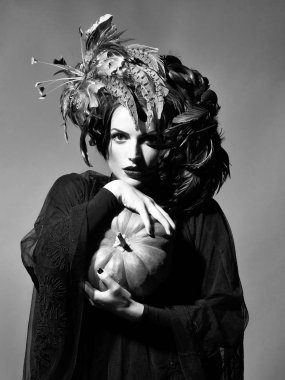 halloween kabak feather şapkalı güzel kadın tutar