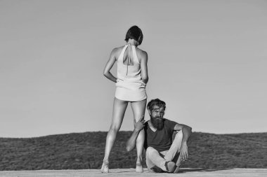 Mavi gökyüzünde genç bir çift