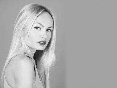 Sevimli yüz ve sarı uzun saçları olan güzel kadın