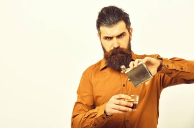 sakallı adam hipster metalik kavanoz, turuncu gömlekli cam ile