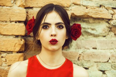 Kırmızı dudaklar ve saç taze gül moda model