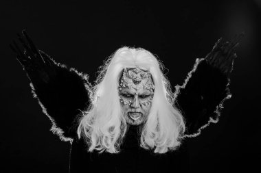 İblis kuzgun veya karga tüyleri ile