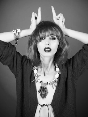 Etnik takı parlak yapay saçlı kız