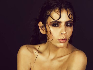 kız makyaj ve şık saç parlayan ile