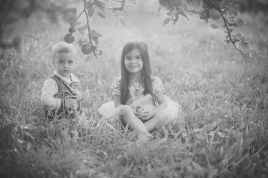 Kız ve erkek kardeş bahçede dinlenmek