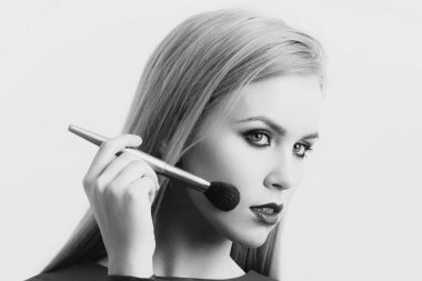 Yüz Cilt toz fırçası ile makyaj uygulayarak kadın