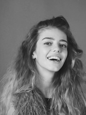 Kız, doğal, uzun saçlı pembe boa mutlu modeli