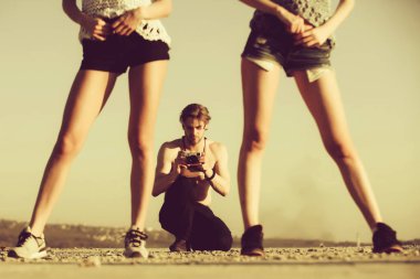 kamera, gökyüzü yaz aylarında kadınların ayakları olan adam