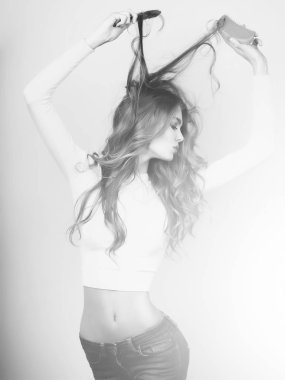 Hoş kız uzun saç tarak ve fırça ile tarama