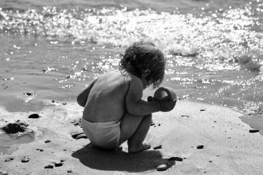 Sahilde küçük çocuk