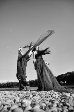 Mor elbise kadınlarda