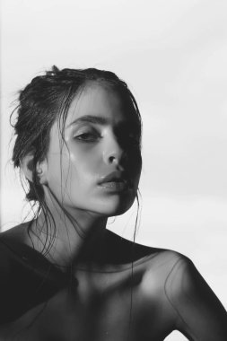 genç, yağlı veya ıslak, sağlıklı yüz cildi kadınla