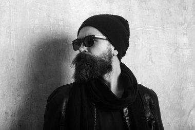 Adam uzun sakal ve bıyık.