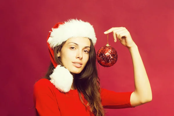 Natal menina muito sexy com bola decorativa — Fotografia de Stock