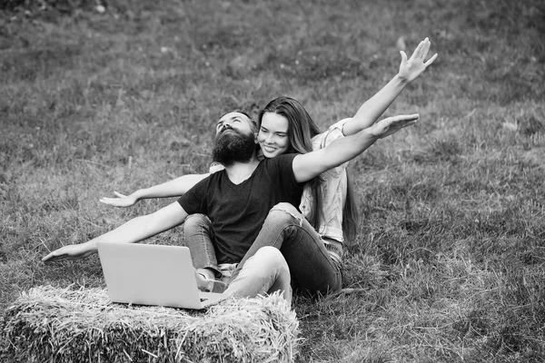 Ευτυχισμένο ζευγάρι στην αγάπη με ιπτάμενα χειρονομία και υπαίθρια φορητό υπολογιστή — Φωτογραφία Αρχείου