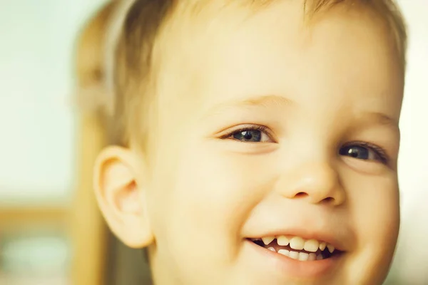 Kleine jongen smilling — Stockfoto