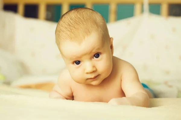 Baby Boy ωοτοκίας στην κοιλιά — Φωτογραφία Αρχείου