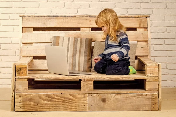 Niño pequeño blogueando en el banco, compra en línea . — Foto de Stock