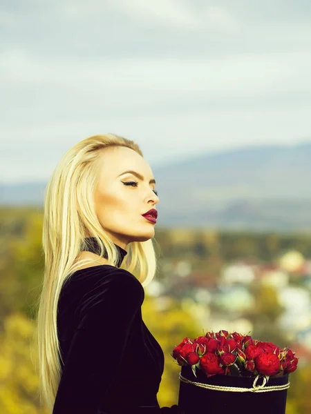 Ładna dziewczyna z kwiatami w pole — Zdjęcie stockowe