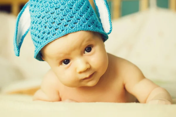 Fiú baba, nyuszi a kalapban — Stock Fotó