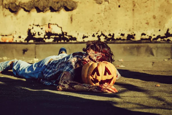 Zombie muž leží na dýně — Stock fotografie