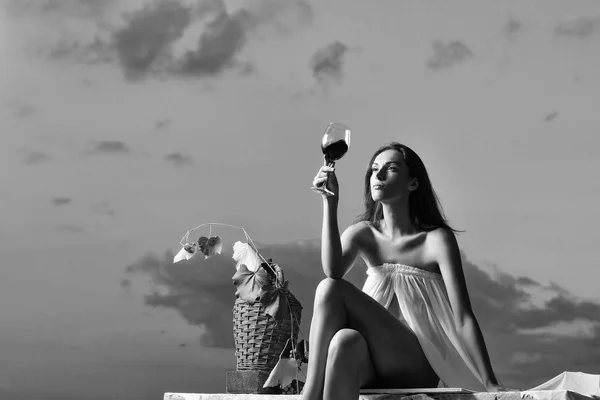 Hübsche Frau mit Wein über dem Himmel — Stockfoto