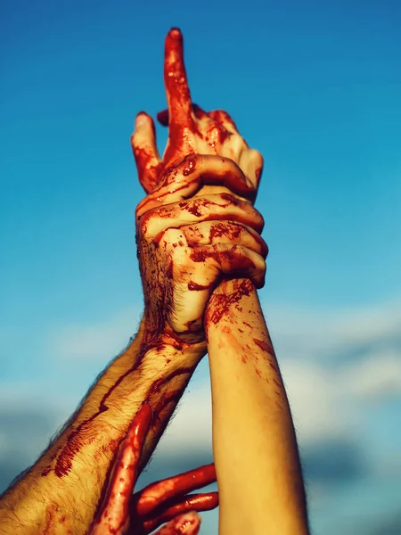 Krvavé zombie ruce s červenou krví na modré obloze — Stock fotografie