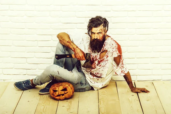 Zombie uomo con zucca di Halloween — Foto Stock