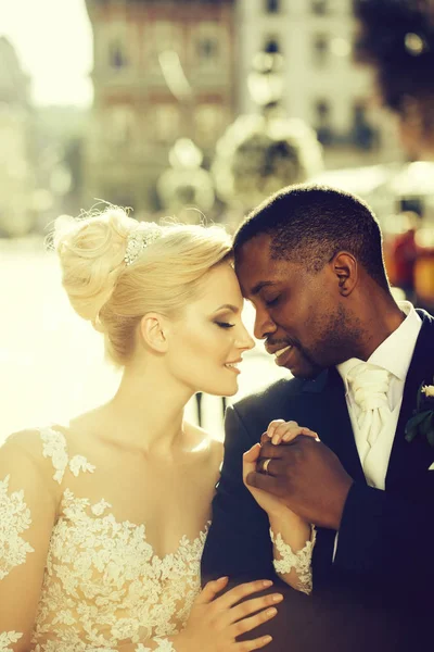Liebevolles Paar von süßer Braut und afrikanischem amerikanischen Bräutigam — Stockfoto
