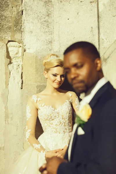 Feliz bonita noiva mulher e homem americano africano — Fotografia de Stock