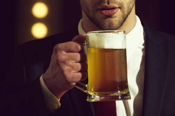 Bierglas in hand van sommelier man — Stockfoto