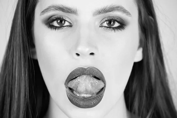 Модна дівчина краси з сірим макіяжем, що показує язик — стокове фото