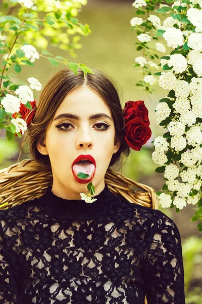 Niedliche Frau mit weißer Blume auf der Zunge im offenen Mund — Stockfoto