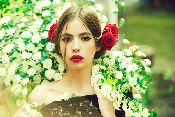 Femme avec maquillage espagnol à la mode, fleur rose dans les cheveux — Photo